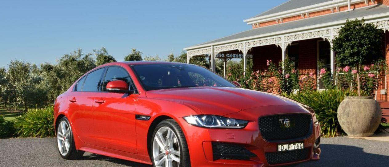 Jaguar XE R-Sport Auto 2017 - The Stylish and Powerful Sedan with 2.0 Engine and 4D2